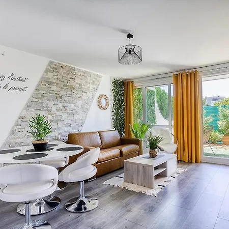 Leclat Verdoyant De - Jardin Нуази-ле-Гран